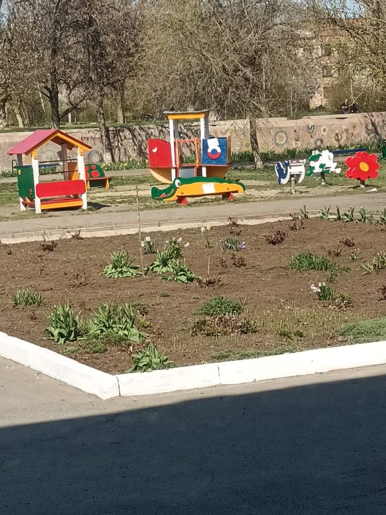 Организована покраска детской игровой площадки